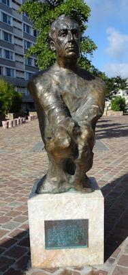 Buste de Roland Barthes à Cherbourg - photo Jacques Bolo